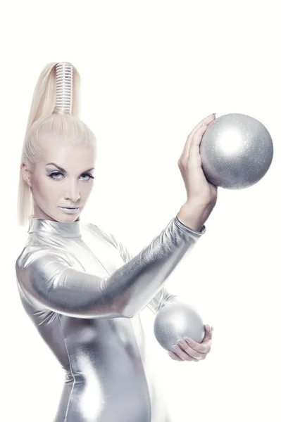 Cyber-Frau mit Silberkugeln — Stockfoto