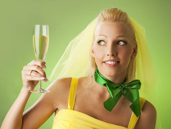 Braut mit einem Glas Champagner — Stockfoto