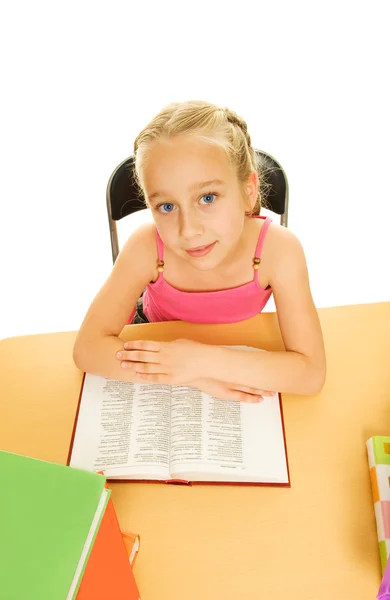 Μικρή μαθήτρια, διαβάζοντας ένα βιβλίο — Φωτογραφία Αρχείου