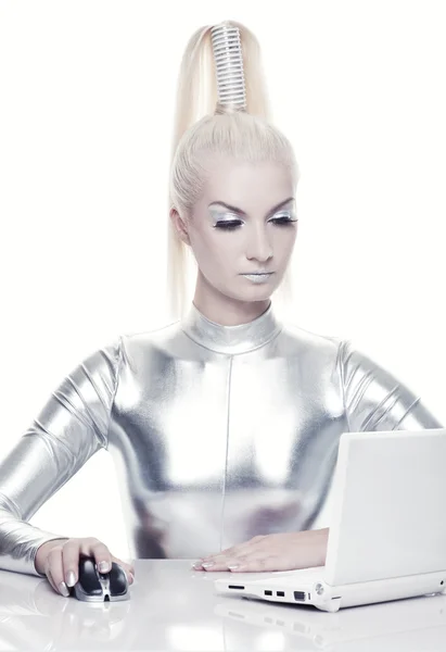 Cyber femme travaillant sur son ordinateur portable — Photo