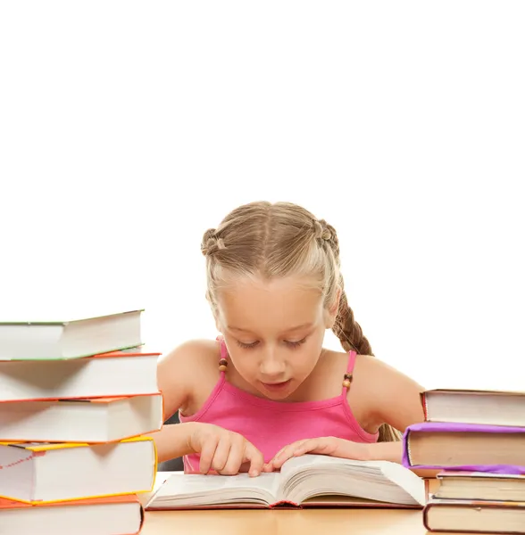 Junges Schulmädchen liest ein Buch — Stockfoto