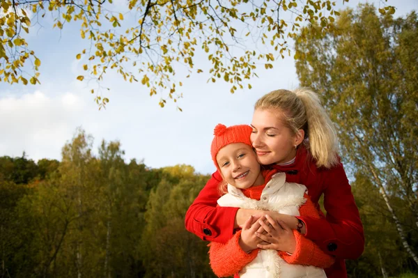 Mother and daughter outdoors — Stock Photo, Image