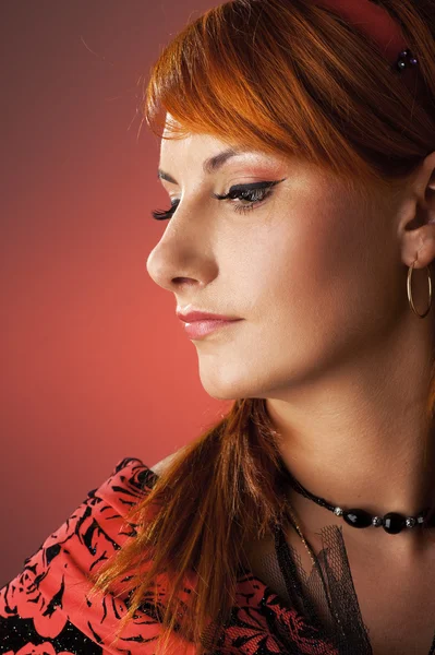 Rödhårig kvinna retro närbild — Stockfoto