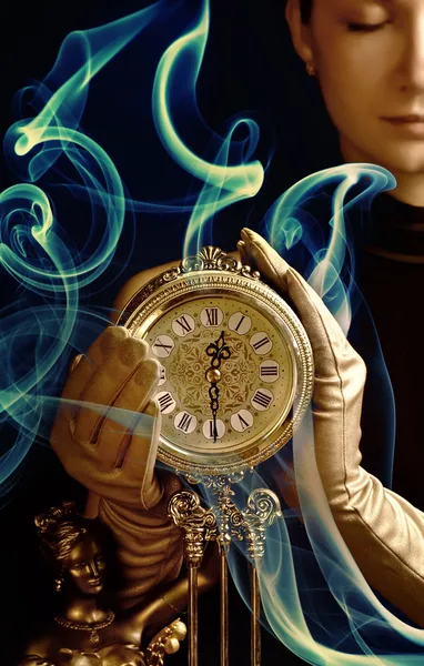 一个漂亮的女孩与一个时钟 焦点在时钟上的深褐色图片 — 图库照片