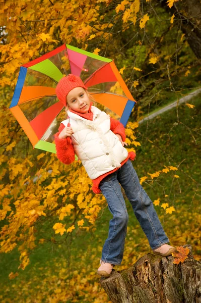 Gyönyörű kislány esernyő — Stock Fotó