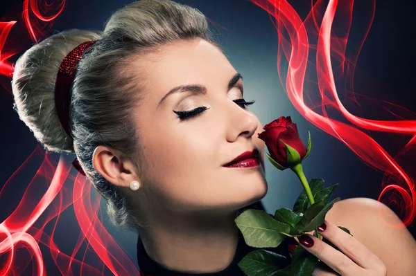 Bájos hölgy vörös rózsa — Stock Fotó