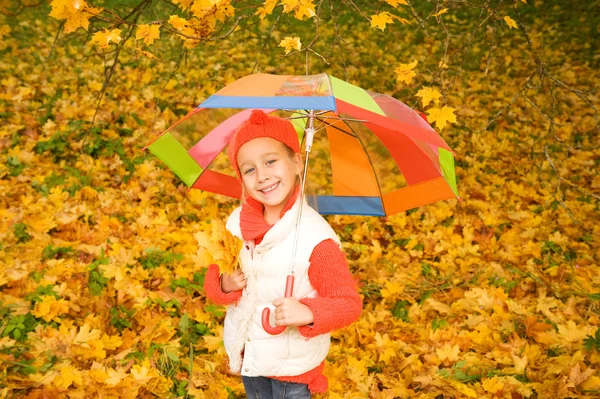 Красивая маленькая девочка с зонтиком — стоковое фото