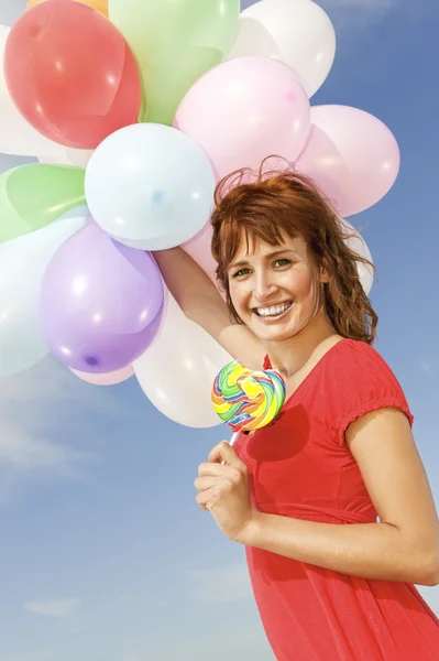 Dívka s barevnými balónky — Stock fotografie