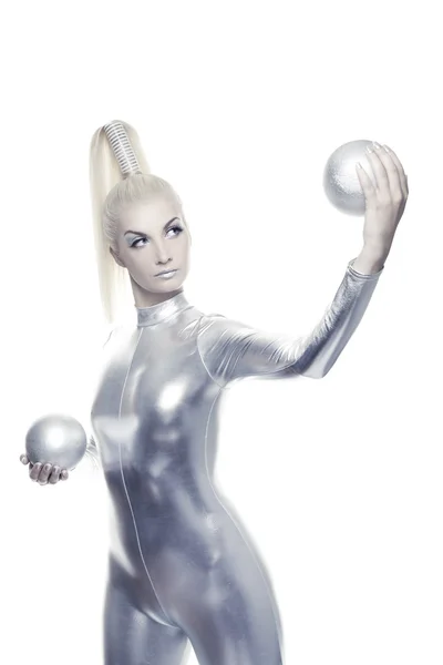 Kybernetická žena se stříbrnými kuličkami — Stock fotografie
