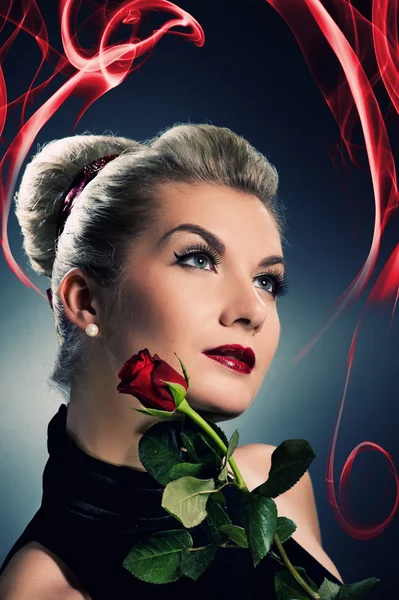 Charmante Dame mit roter Rose — Stockfoto