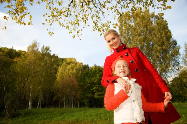Мать и дочь на открытом воздухе — стоковое фото