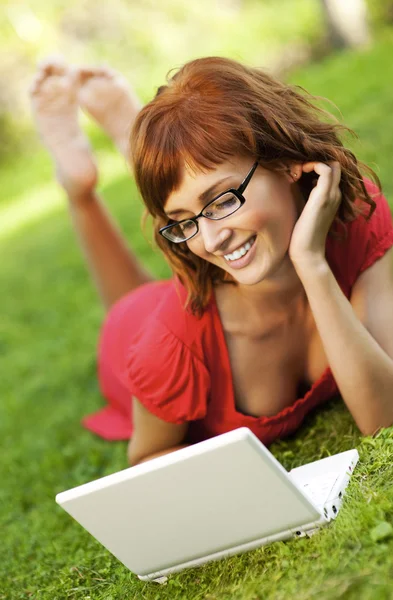 Jonge Vrouw Met Laptop Buiten — Stockfoto