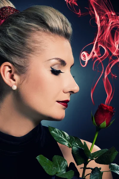 빨간 장미와 함께 매력적인 여자 — 스톡 사진