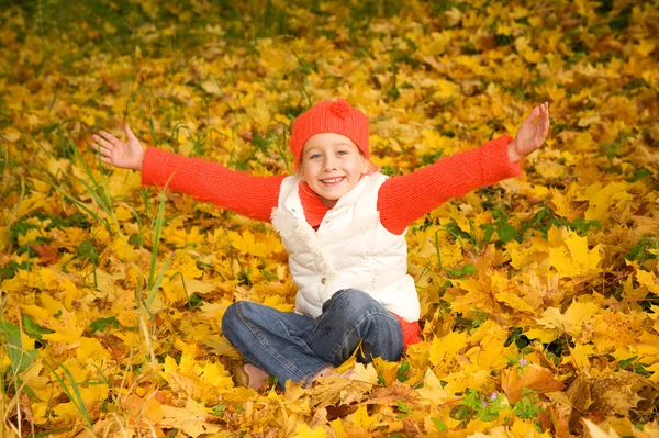 Bella bambina con foglie autunnali — Foto Stock