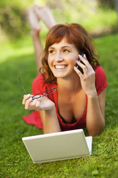 Mujer Joven Feliz Hablando Por Teléfono —  Fotos de Stock