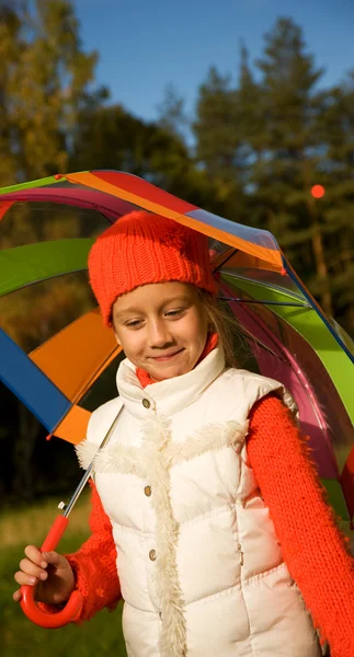 Vacker liten flicka med paraply — Stockfoto