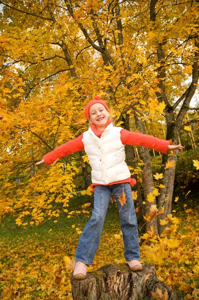 Красивая маленькая девочка веселится на открытом воздухе — стоковое фото