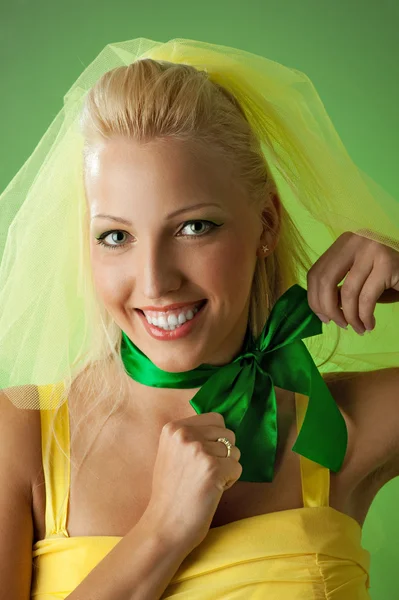 Afbeelding van een gelukkig grappige bruid — Stockfoto