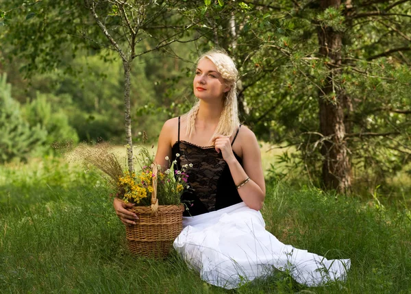 Kızın rahatlatıcı bir çayır — Stok fotoğraf