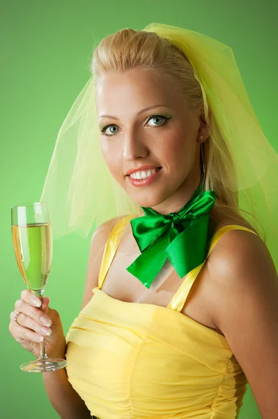 Nevěsta se sklenicí šampaňského — Stock fotografie