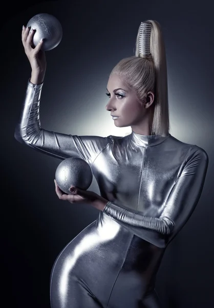 Cyber vrouw met zilveren ballen — Stockfoto