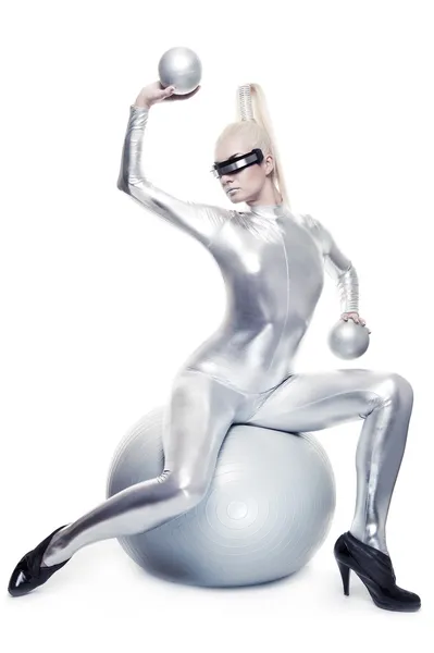 Cyber vrouw zitten op een zilveren bal — Stockfoto