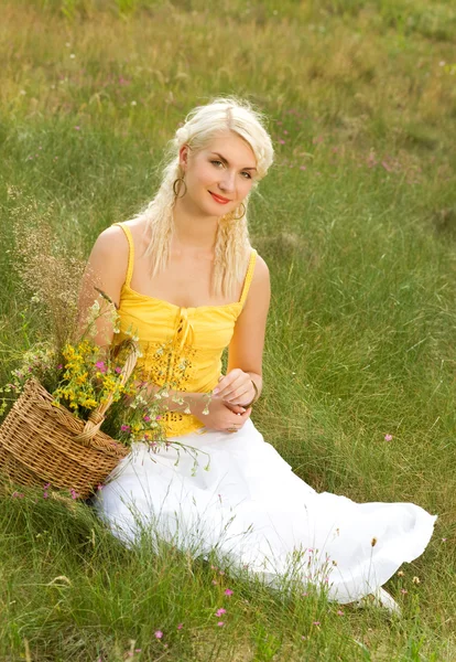 Menina relaxante em um prado — Fotografia de Stock