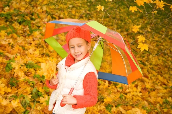 Schönes kleines Mädchen mit Regenschirm — Stockfoto
