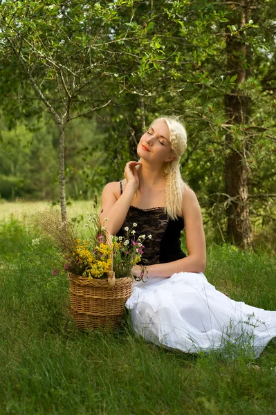 Kobieta relaks na świeżym powietrzu — Zdjęcie stockowe