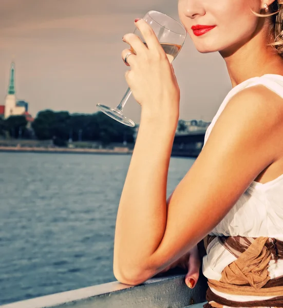 Schöne Frau Trinkt Chamlagne Der Nähe Des Flusses — Stockfoto