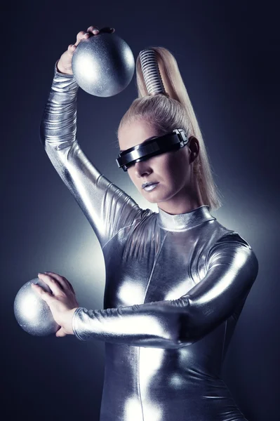 銀玉を持つサイバー女性 — ストック写真