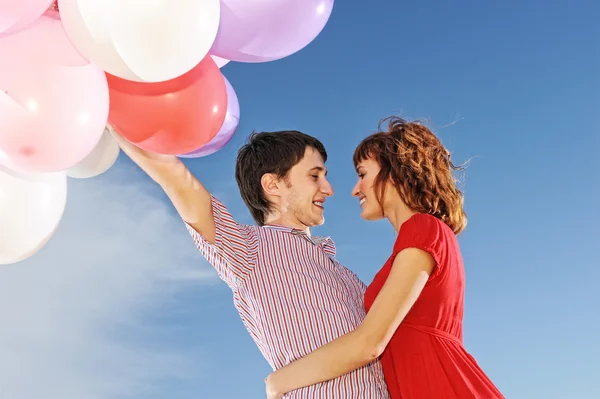 Gelukkige Paar Met Kleurrijke Ballonnen Buitenshuis — Stockfoto