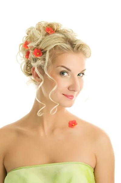 Giovane donna con fiori freschi primaverili — Foto Stock