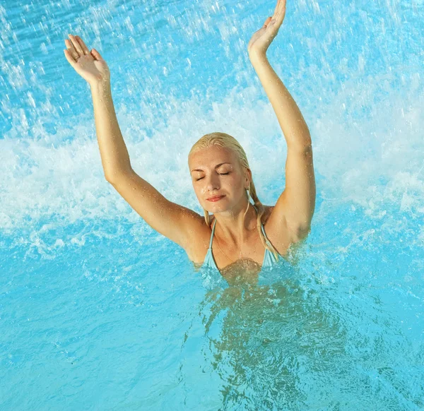 Vacker kvinna avkopplande i poolen — Stockfoto