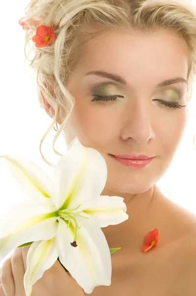 Junge Frau mit frischen Frühlingsblumen — Stockfoto