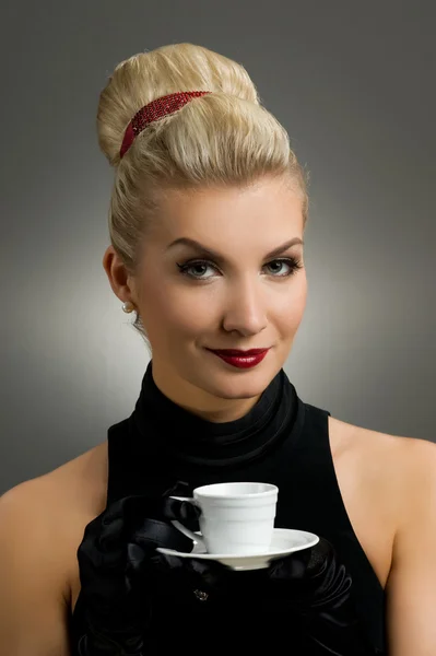 美しい女性がコーヒーを飲みます レトロな肖像画 — ストック写真