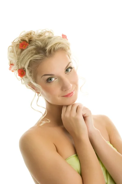 Mujer joven con flores frescas de primavera — Foto de Stock