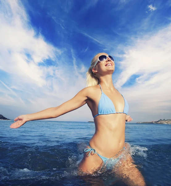 Mulher feliz correndo no mar — Fotografia de Stock