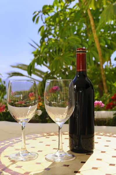 Twee Glazen Wijn Tafel — Stockfoto