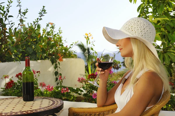 美丽的女人 喝一杯葡萄酒 — 图库照片