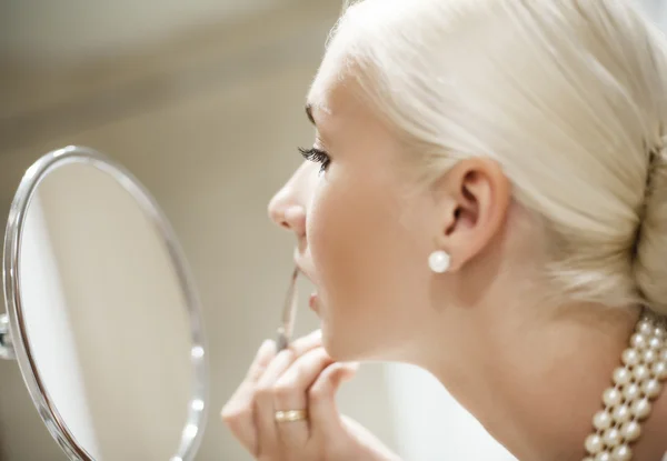 Mulher Aplicando Maquiagem Foco Olho — Fotografia de Stock