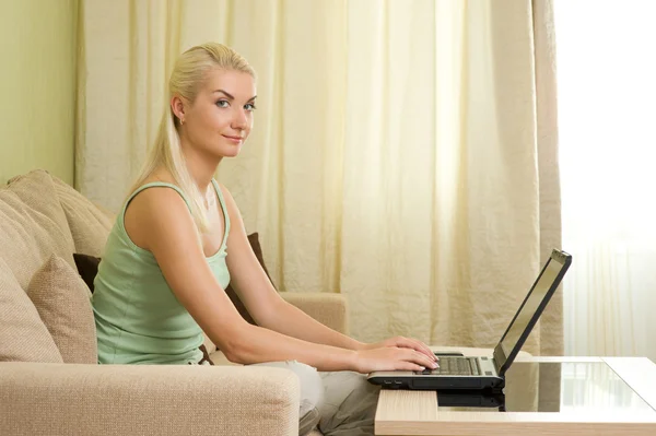 Junge Frau Arbeitet Hause Laptop — Stockfoto