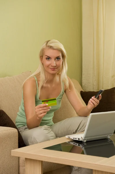 Gelukkig Jonge Vrouw Creditcard Maken Online Aankoop — Stockfoto