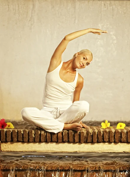Młoda kobieta robi ćwiczenia jogi — Zdjęcie stockowe