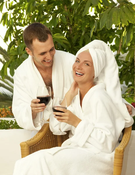 Casal feliz com um copo de vinho — Fotografia de Stock