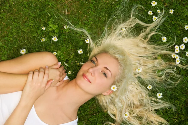 在一片草地上轻松的女人 — 图库照片