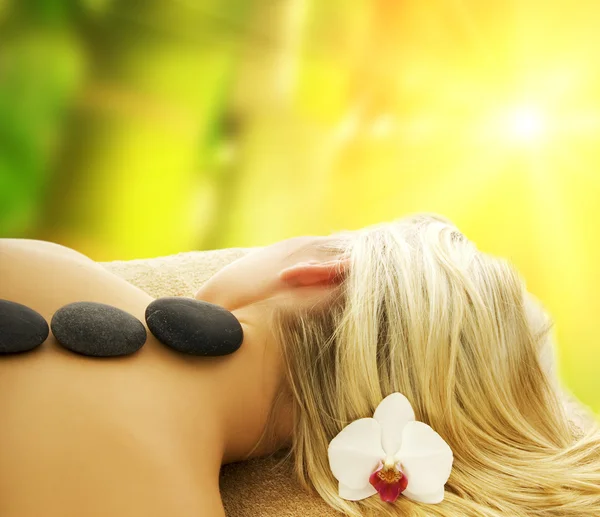 Massage Mit Heißen Vulkanischen Steinen — Stockfoto