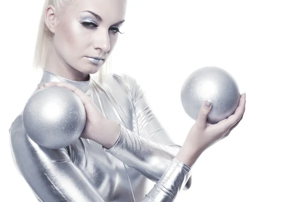 Kybernetická žena se stříbrnými kuličkami — Stock fotografie