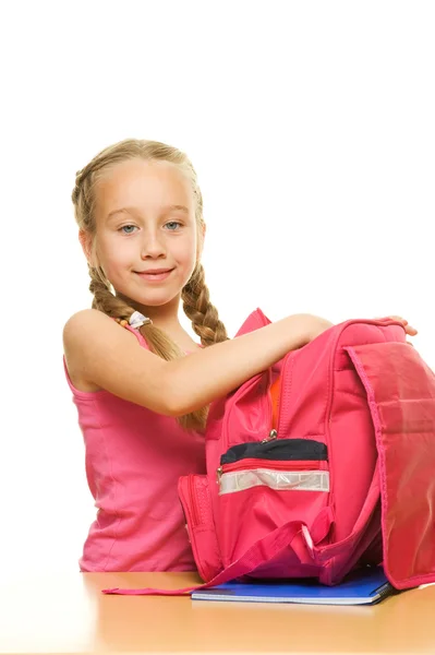 Школярка упаковує рюкзак — стокове фото