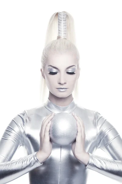 Cyber kvinna med silver ball — Stockfoto